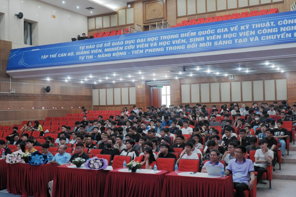 Đông đảo các bạn sinh viên đến tham gia buổi tư vấn