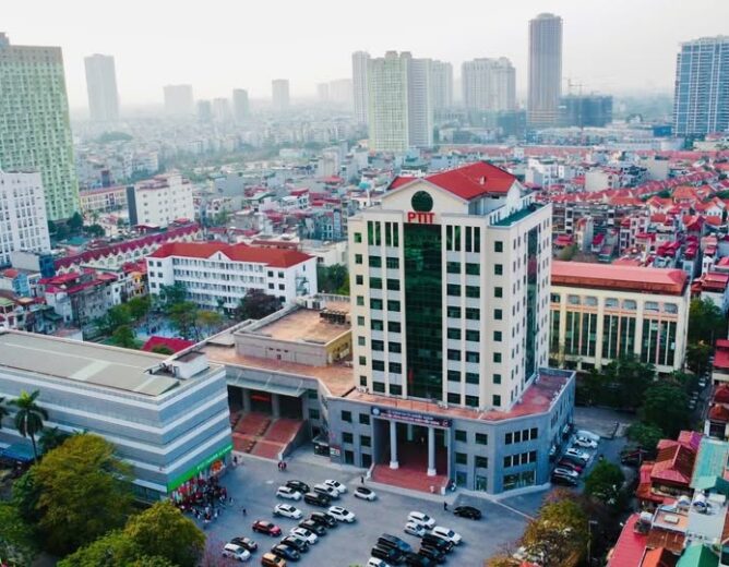 5 PTIT trainees receive Viettel Talent Scholarship in 2024