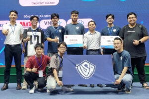 Sinh viên Đào Xuân Mạnh, Nguyễn Đình Hải (đứng thứ 2 và 3 từ trái sang) là 2 trong 5 sinh viên được cử sang Nga tham gia khóa học.