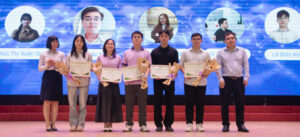 Mai Xuân Nhật (đứng giữa) là một trong những sinh viên xuất sắc của khoa An toàn thông tin - PTIT.