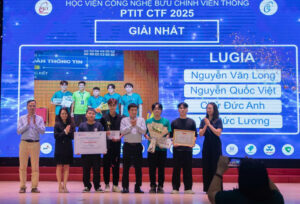 Hai sinh viên Chử Đức Anh, Nguyễn Văn Long (thứ 2 và 3 từ bên phải sang) tại cuộc thi PTIT CTF 2025.
