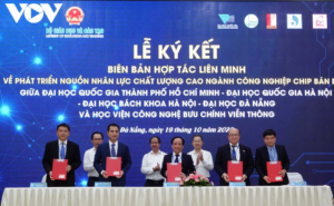 PGS.TS Đặng Hoài Bắc, Giám đốc Học viện (ngoài cùng, bên phải) ký kết Biên bản hợp tác liên minh về phát triển nguồn nhân lực chất lượng cao ngành công nghiệp Chip bán dẫn (năm 2023)