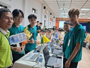 Đội Lugia đã giành giải First solve bài Web