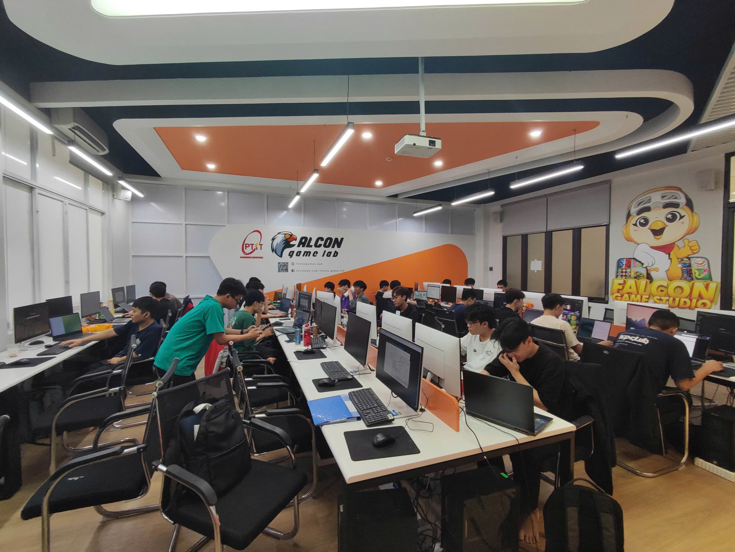 Các đội thi PTIT tại phòng thi trực tuyến