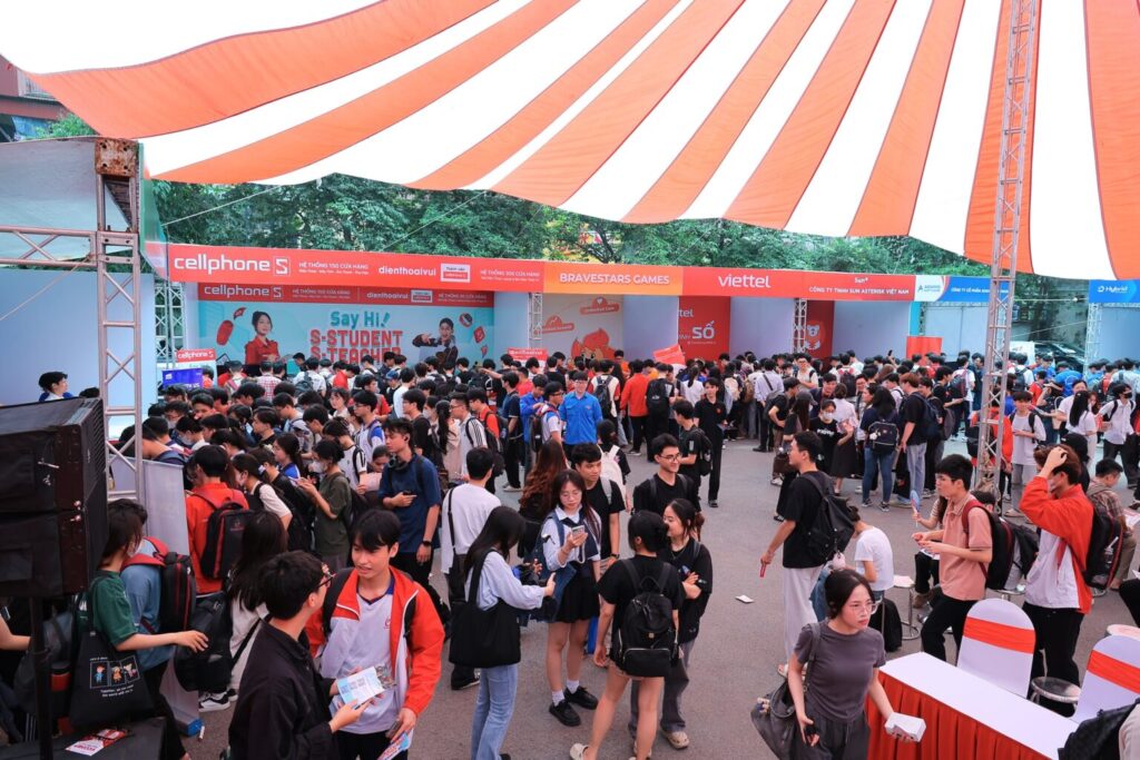 Hàng ngàn sinh viên Học viện tham dự ngày hội việc làm PTIT Job Fair 2025