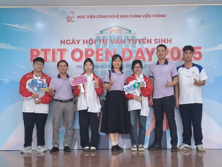 Không khí sôi nổi tại khu vực tư vấn Khoa An toàn thông tin trong Openday PTIT lần 2