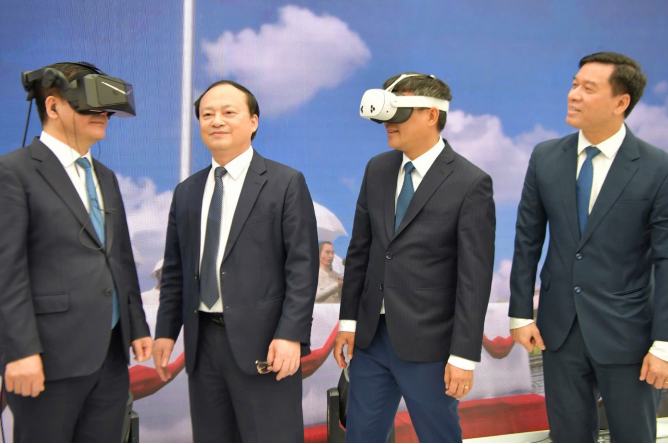 Lãnh đạo Đảng, Nhà nước trực tiếp trải nghiệm sản phẩm VR “Trở về thời khắc thiêng liêng” của PTIT tại Triển lãm 80 năm thành tựu đất nước