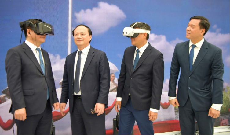 Lãnh đạo Đảng, Nhà nước trực tiếp trải nghiệm sản phẩm VR “Trở về thời khắc thiêng liêng” của PTIT tại Triển lãm 80 năm thành tựu đất nước