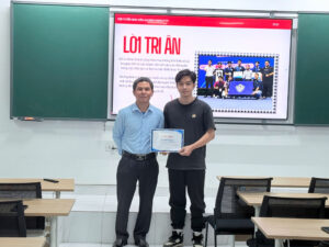 Lãnh đạo khoa trao chứng nhận tham gia đội tuyển cho các thành viên đội 