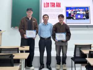 Lãnh đạo khoa trao chứng nhận tham gia đội tuyển cho các thành viên đội 