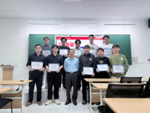 Lãnh đạo khoa trao chứng nhận tham gia đội tuyển cho các thành viên đội 