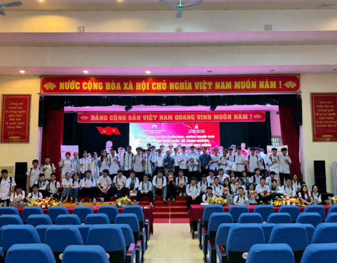 The Faculty of Information Security joins admissions counseling at gifted high schools in Ninh Binh and Thanh Hoa.