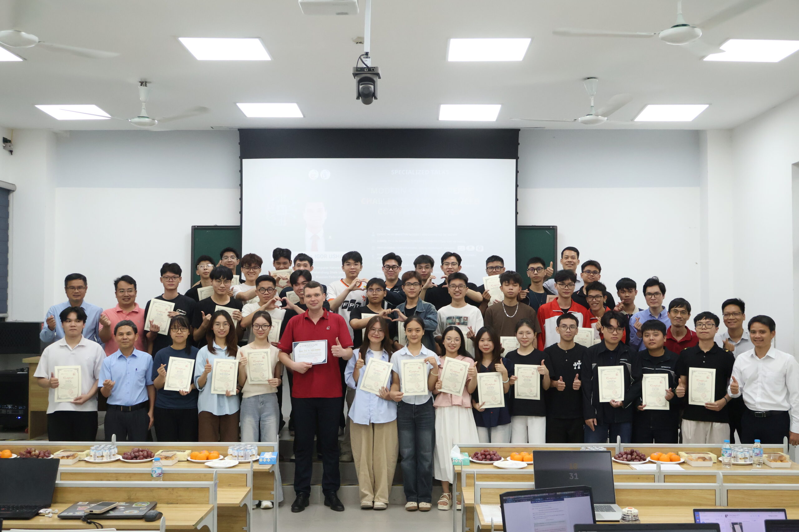 Khoa An toàn thông tin tổ chức Talk chuyên đề, tổng kết và trao chứng chỉ khóa học “Applied AI and Machine Learning for Network and Information Security”